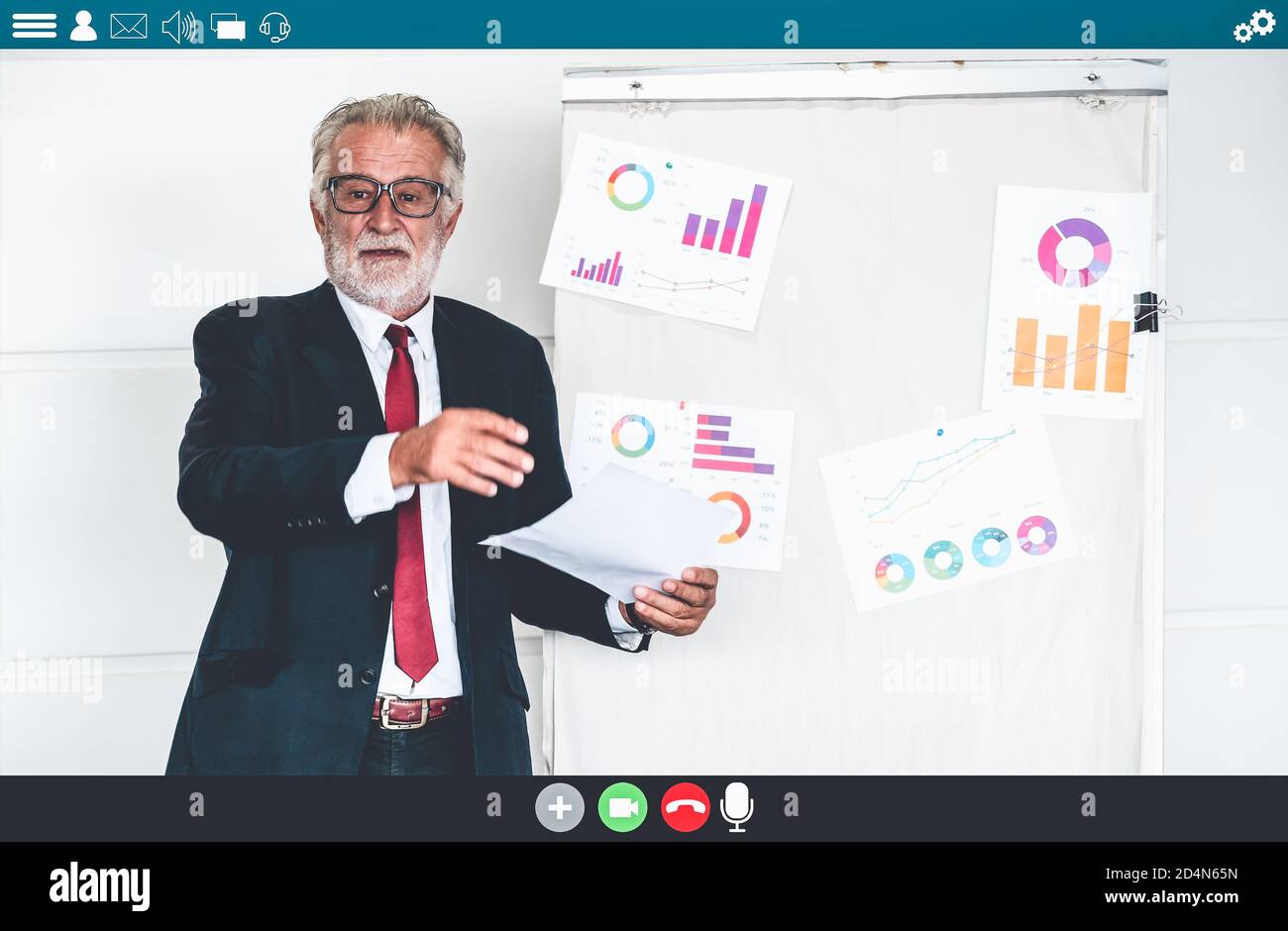 El profesor enseña la lección sobre el e-learning y la aplicación de educación en línea para estudiantes remotos. Tecnología de videoconferencia para realizar cursos de formación digital Foto de stock