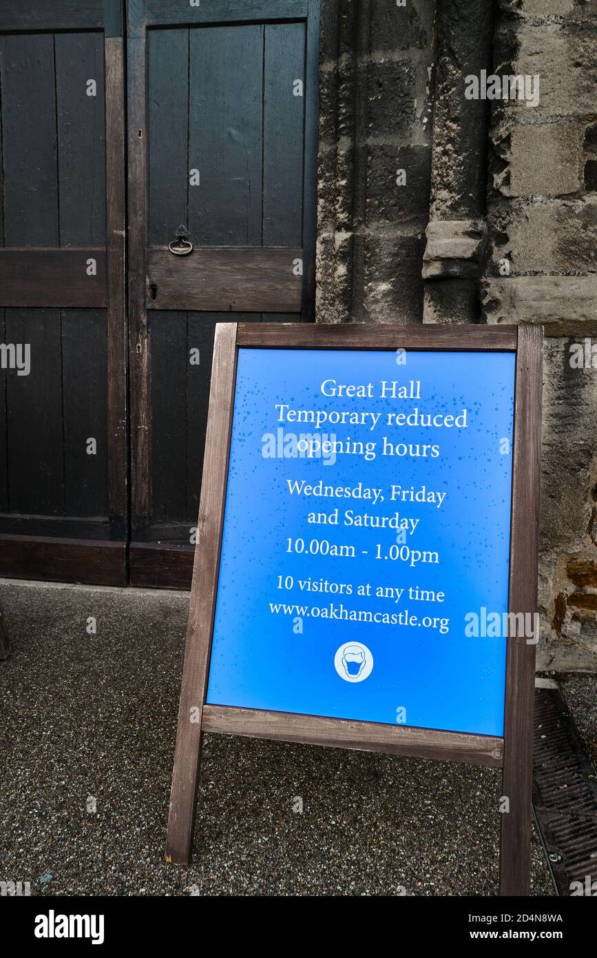 La Gran Sala medieval en Oakham, Rutland, Inglaterra, con reducción temporal de las horas de los openng debido a la epidemia de coronavirus, octubre de 2020. Foto de stock