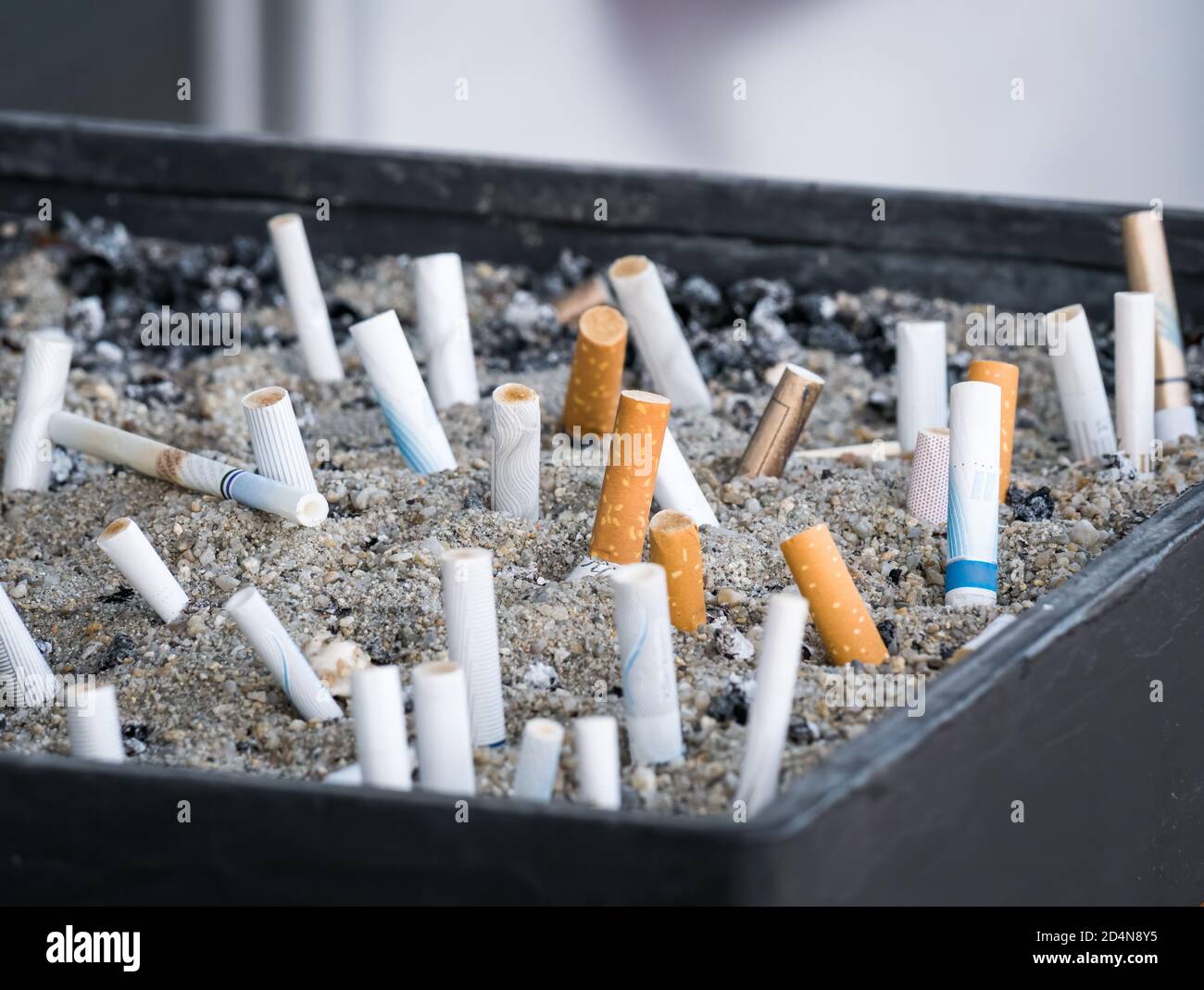 Cigarette butts in sand of ashtray fotografías e imágenes de alta