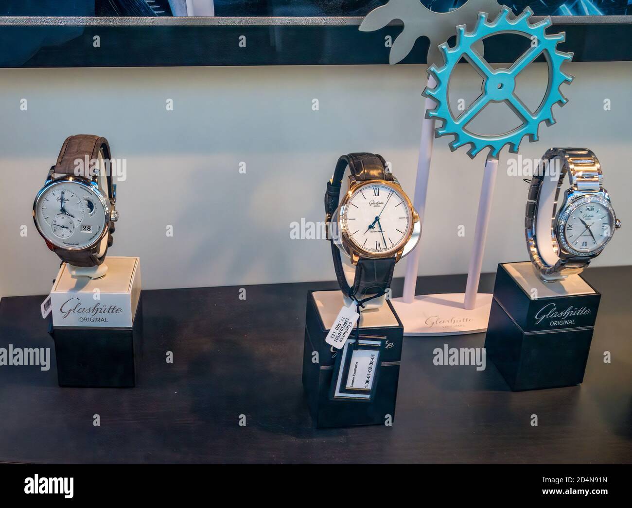 Bucarest/Rumanía - 09.27.2020: Glashütte Relojes originales en la ventana  de una tienda, en Bucarest Fotografía de stock - Alamy