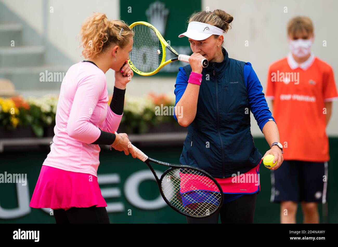 Aterina Siniakova y Barbora Krejcikova de la República Checa en acción durante la semifinal doble del Roland Garros 2020, Grand Slam tenis t Foto de stock