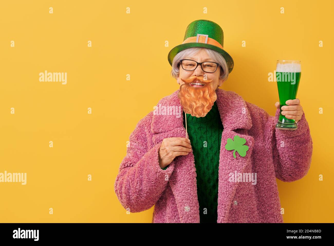 La mujer mayor en el sombrero leprechaun para un día de San Patricio. Foto de stock