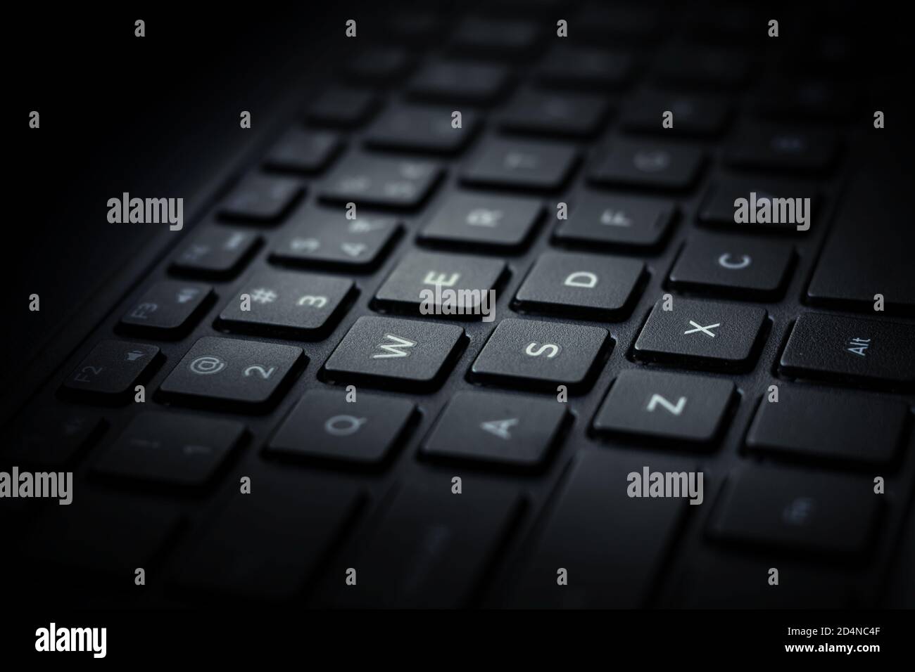Repelente Aleta Escéptico Primer plano de teclado QWERTY negro portátil con la luz que cae sobre las  teclas Fotografía de stock - Alamy