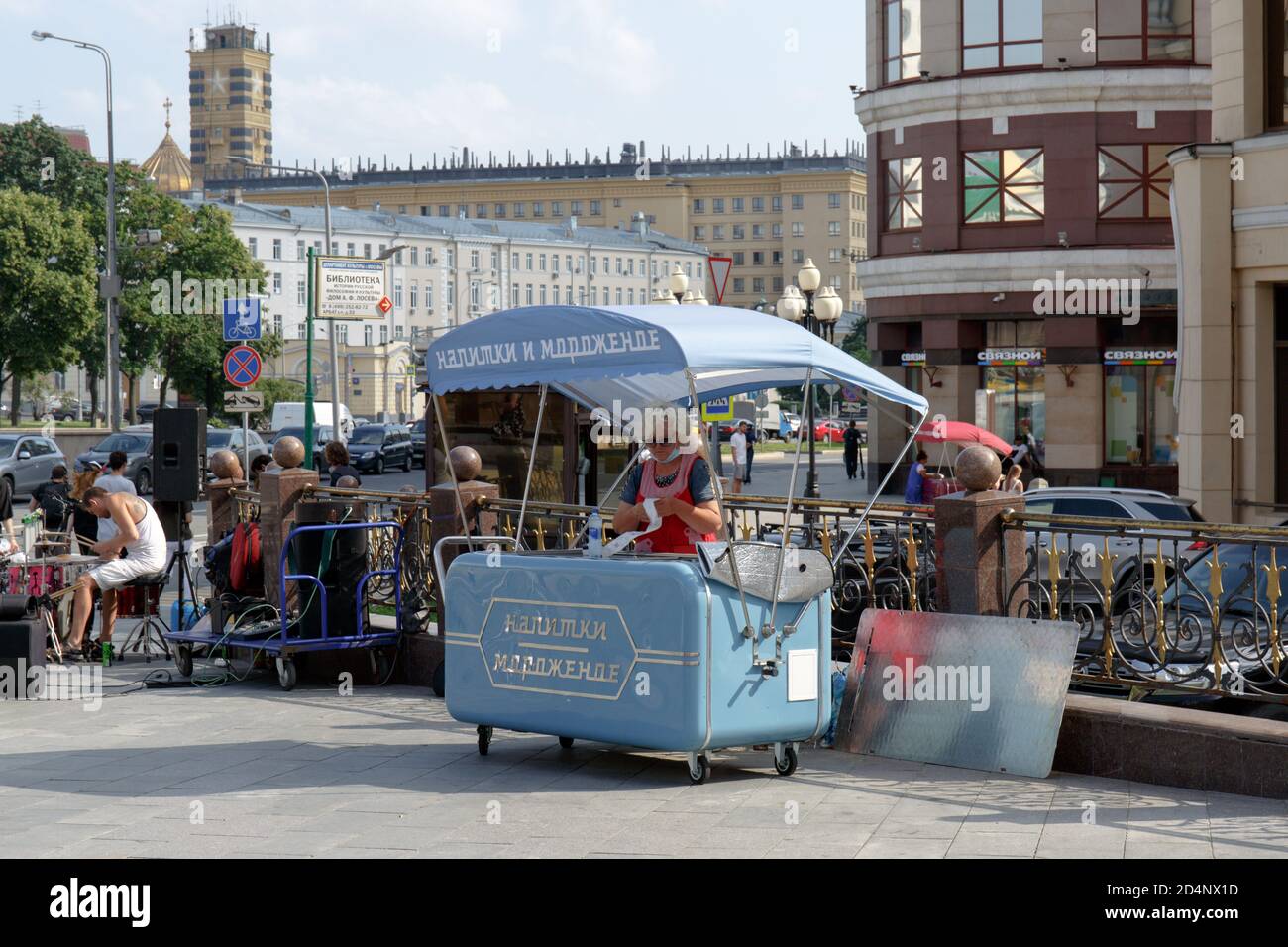 Moscú, Rusia, 07 de julio de 2020: Venta de helados y bebidas en la calle Arbat. Kiosco móvil azul para el comercio de las ruedas con un dosel del sol y. Foto de stock