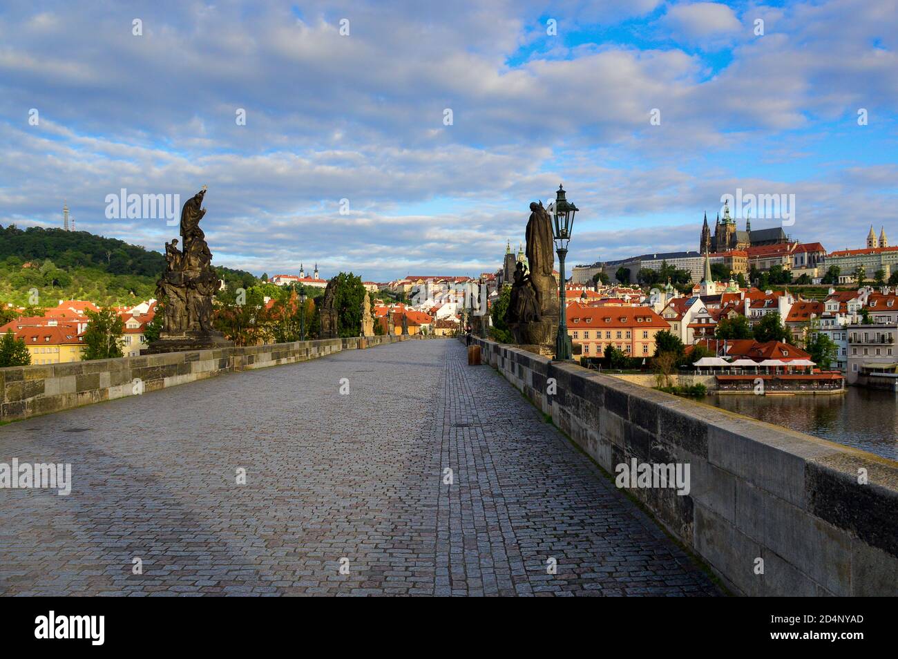 Puente Carlos vacío en Praga Foto de stock