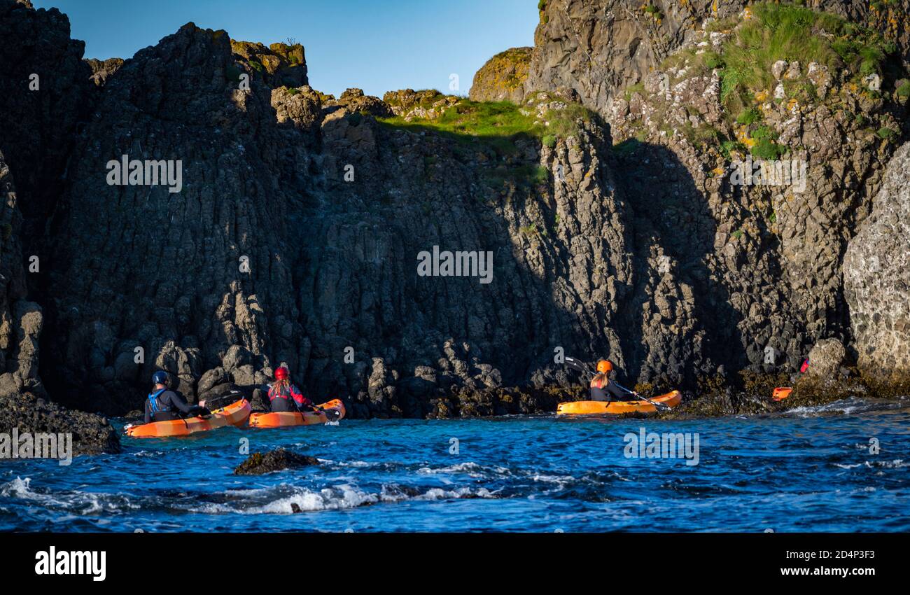 Kayaks en Ballintoy White Park Bay, Costa Norte, Irlanda del Norte Foto de stock