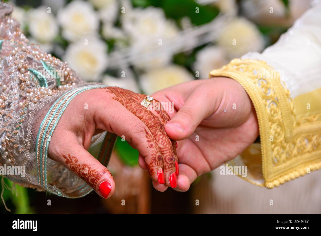 Foto de hombre y mujer con anillo de boda.boda marroquí.henna de boda  Fotografía de stock - Alamy