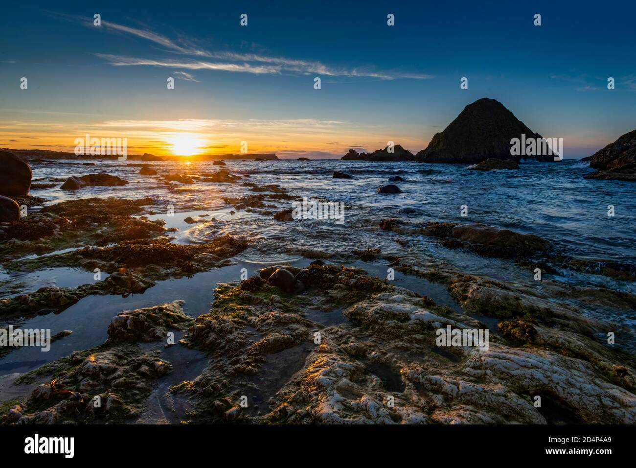 Puesta de sol en Ballintoy, White Park Bay, Condado de Antrim, Irlanda del Norte Foto de stock