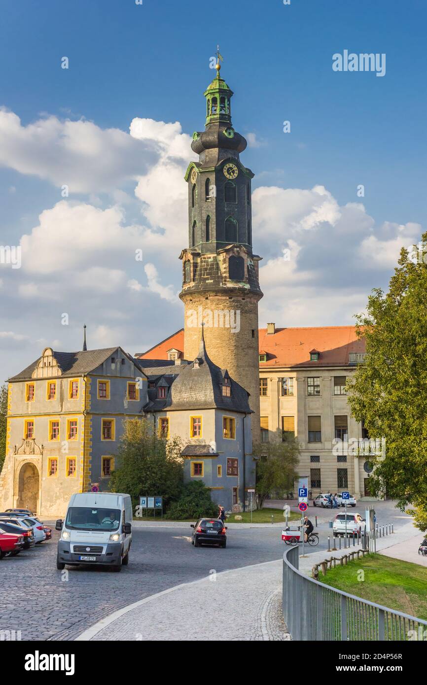 Calle que conduce al castillo histórico de Weimar, Alemania Foto de stock