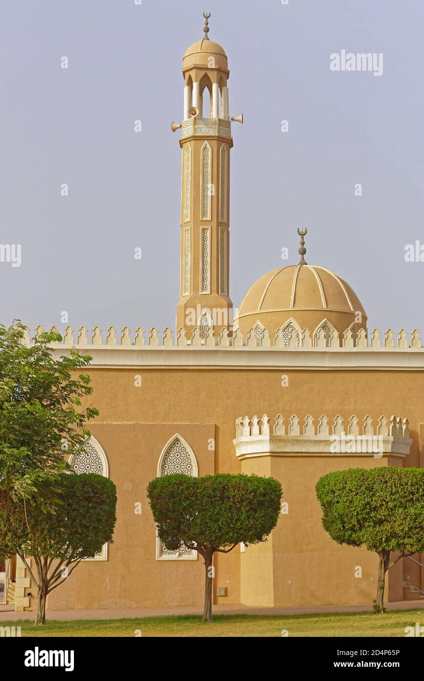 Torre y la mezquita de la cúpula lugar de culto en Kuwait Foto de stock