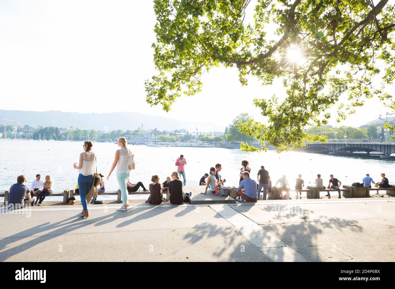 Zurich, Suiza - 17 de julio de 2014: Gente socializando en la orilla del lago de Zurich en Suiza Foto de stock