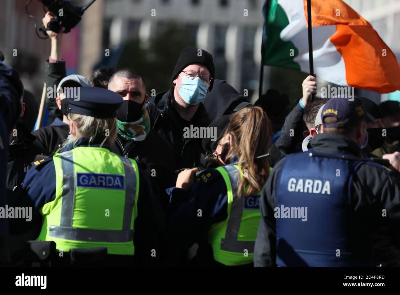 Contraponer manifestantes durante una protesta contra el cierre de la cárcel en las afueras de Leinster House, Dublín, mientras Irlanda sigue estando encerrada por un coronavirus de nivel 3 a nivel nacional. Foto de stock