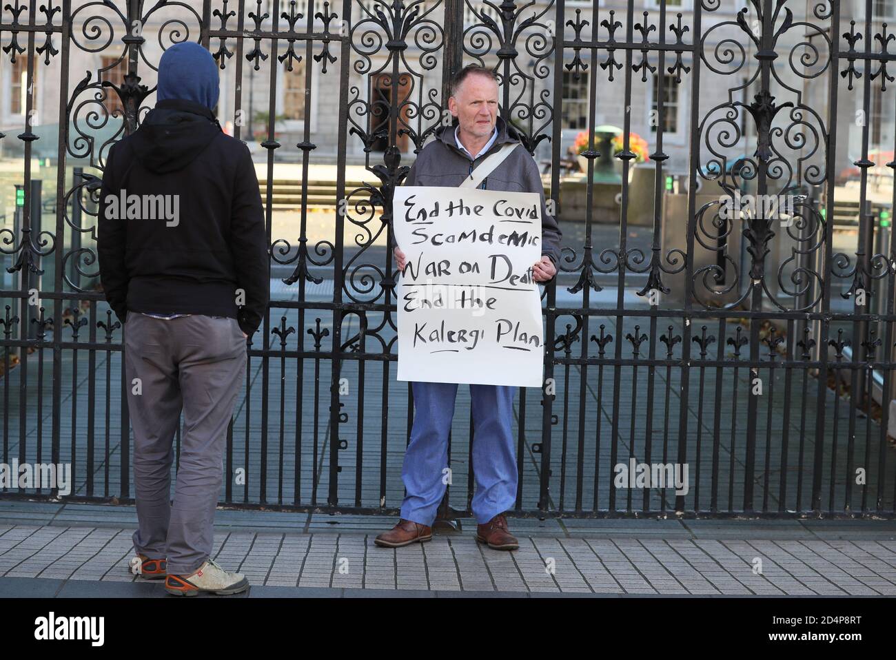 Un hombre que participa durante una protesta contra el cierre de la cárcel en las afueras de Leinster House, Dublín, mientras Irlanda sigue estando en un bloqueo nacional del coronavirus de nivel 3. Foto de stock