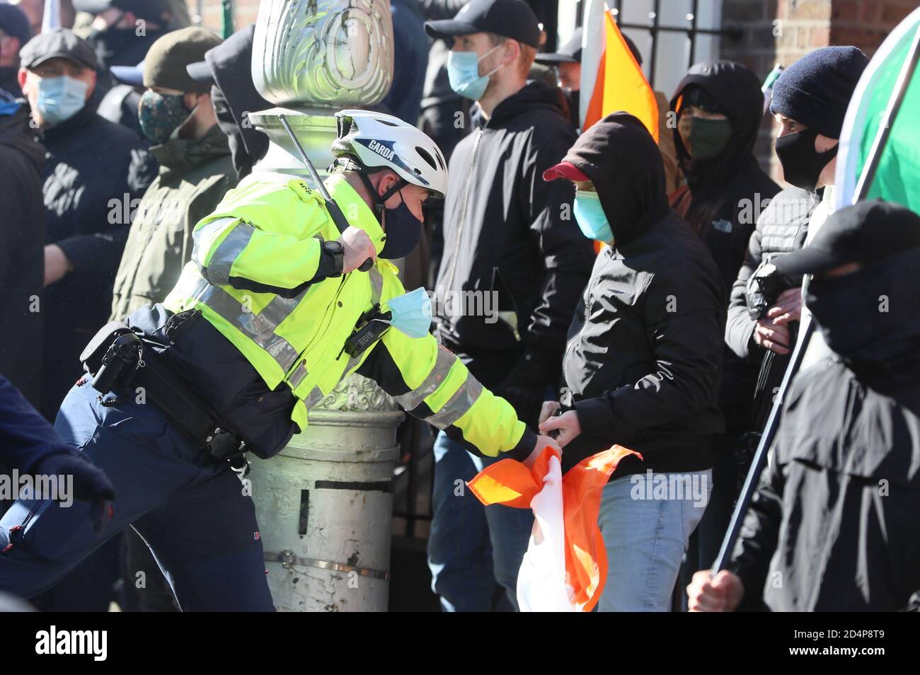 Los miembros de An Garda se enfrentan a los manifestantes durante una protesta contra el cierre de la cárcel en las afueras de Leinster House, Dublín, ya que Irlanda sigue estando en un bloqueo nacional del coronavirus de nivel 3. Foto de stock