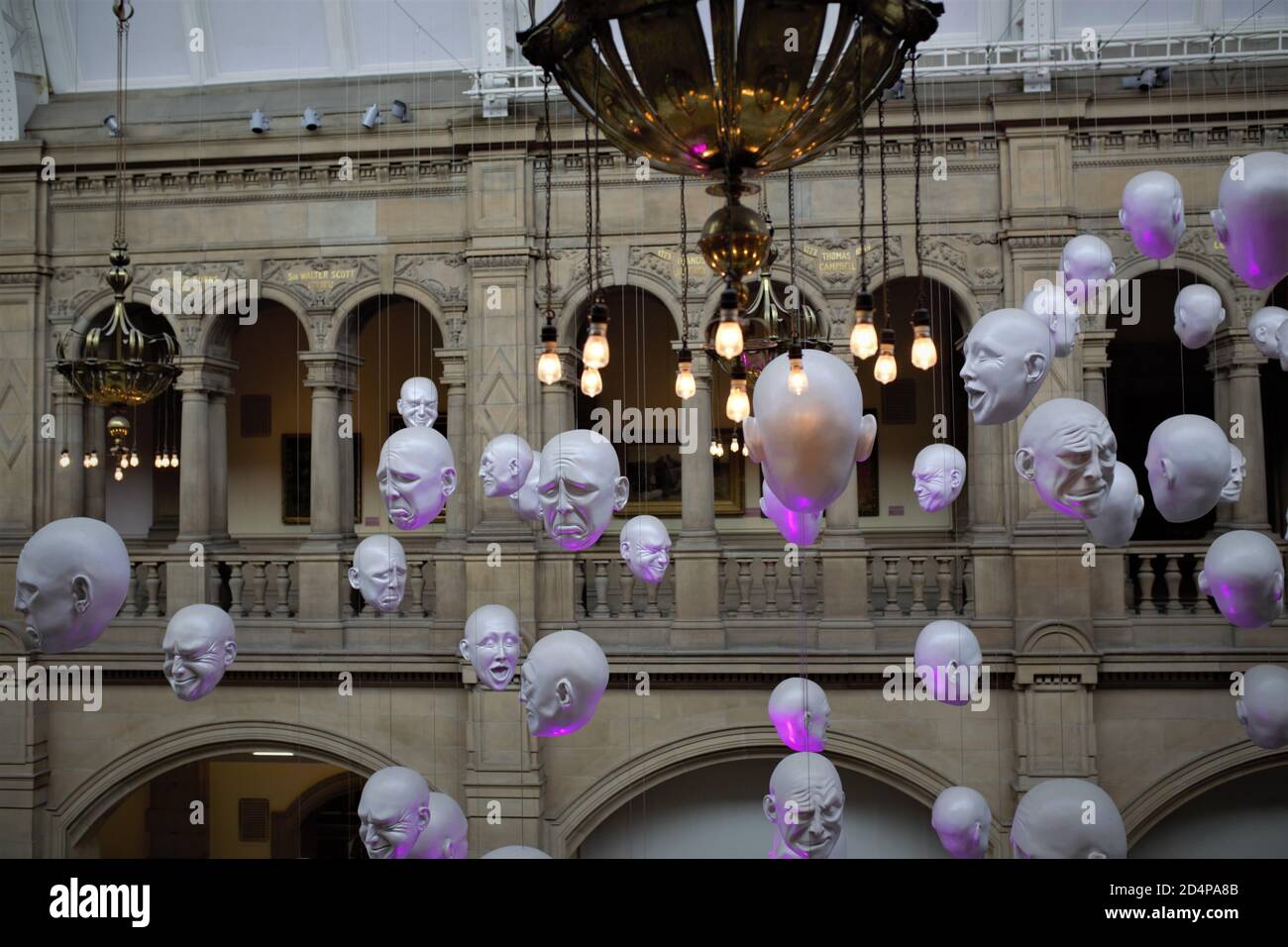 ' Faces ' Arte en la Galería de Arte Kelvingrove Foto de stock
