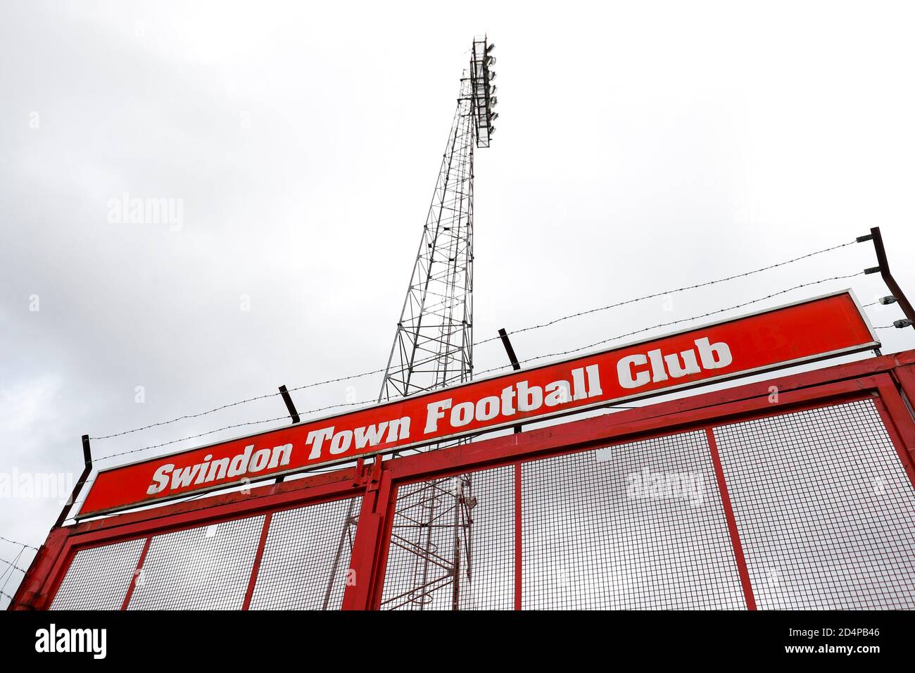 10 de octubre de 2020; The County Ground, Swindon, Wiltshire, Inglaterra; Liga de Fútbol Inglesa uno; puertas principales de Swindon Town Foto de stock