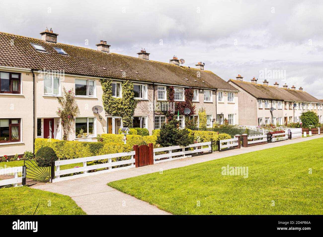 Bonita y ordenada terraza de casas en el pueblo de Kill, Condado de Kildare, Irlanda Foto de stock