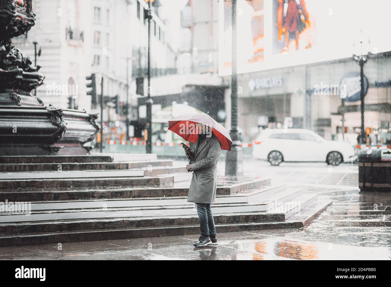 Hombre paraguas e imágenes de alta -