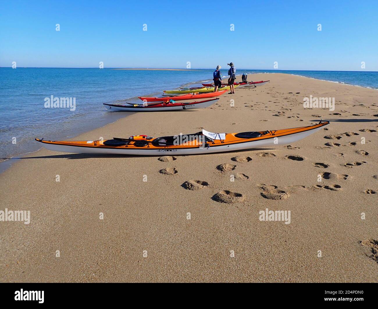 Kayaks en un banco de arena en el arrecife de Minquiers cerca Jersey Foto de stock