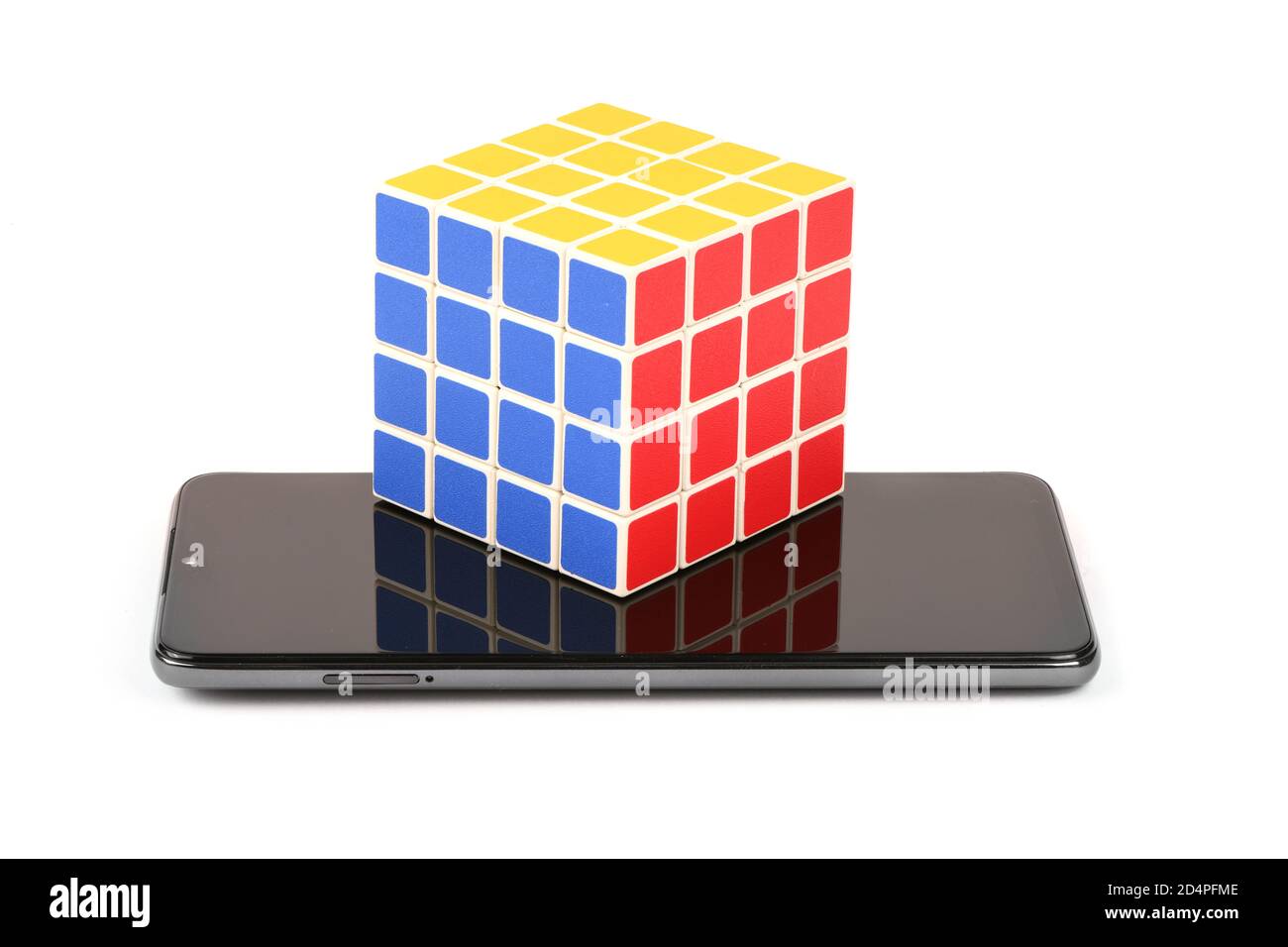 Cubo de Rubik en el teléfono móvil negro. Smartphone con pantalla en  blanco. Aislado sobre fondo blanco. Foto de alta resolución. Profundidad de  campo completa Fotografía de stock - Alamy