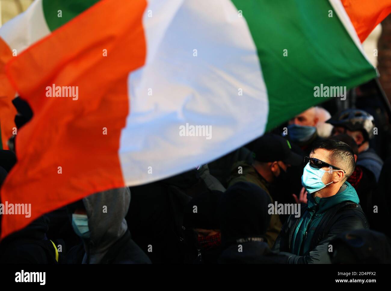 Un contramanifestante durante una protesta contra el bloqueo de seguridad en las afueras de Leinster House, Dublín, mientras Irlanda sigue estando en un bloqueo nacional del coronavirus de nivel 3. Foto de stock