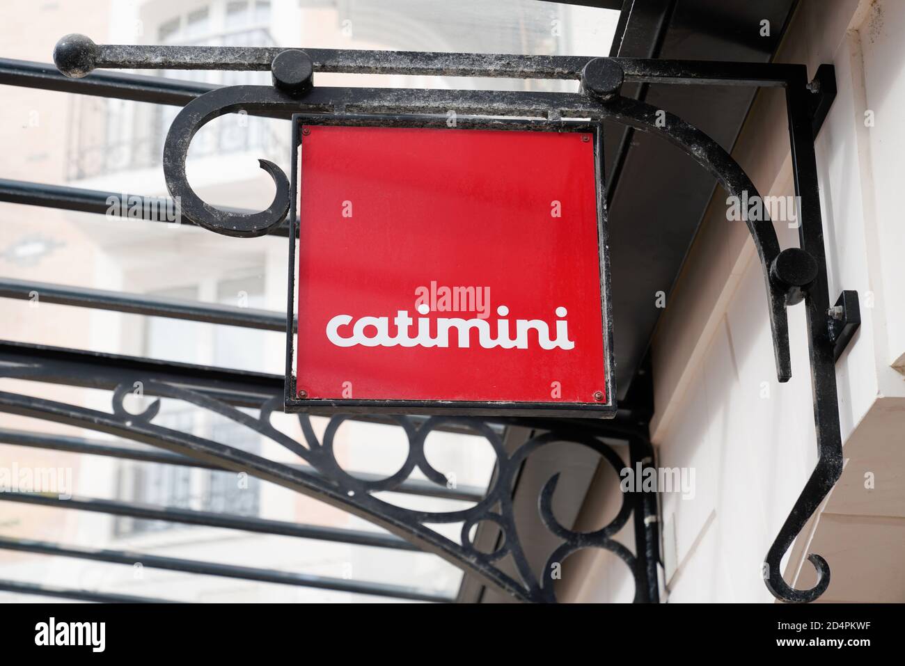 Burdeos , Aquitania / Francia - 10 01 2020 : Marca de texto y logotipo de  la tienda catimini delante de la tienda ropa niños moda Marca Fotografía de  stock - Alamy