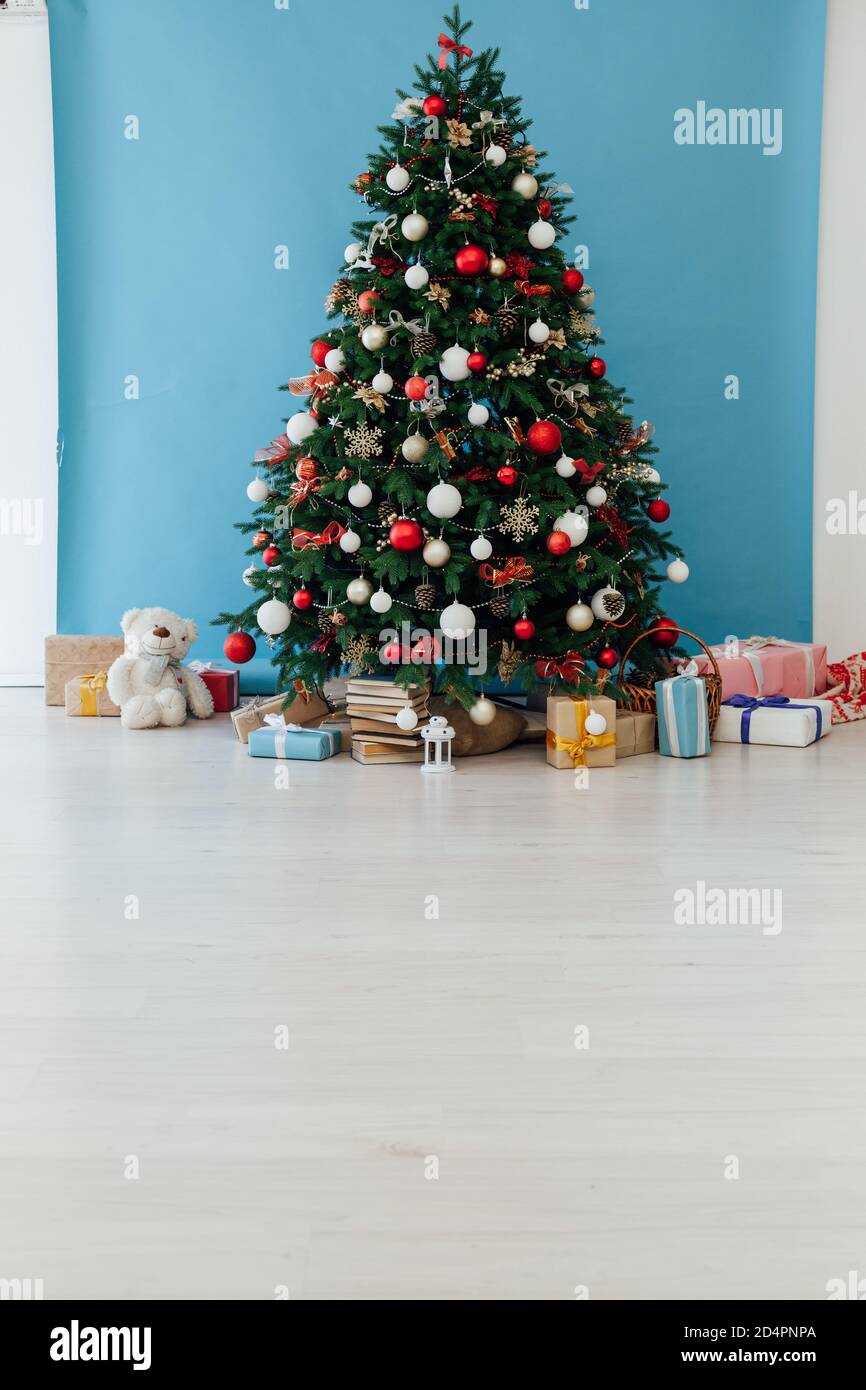 Árbol de Navidad pino decoración casa azul año Nuevo regalos vacaciones  Fotografía de stock - Alamy