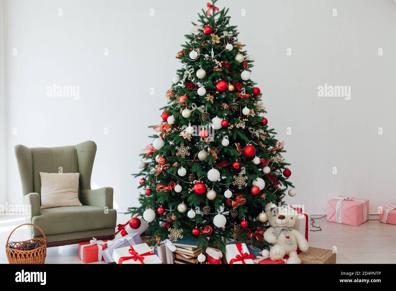Árbol de Navidad pino decoración fondo blanco año Nuevo regalos de  vacaciones Fotografía de stock - Alamy