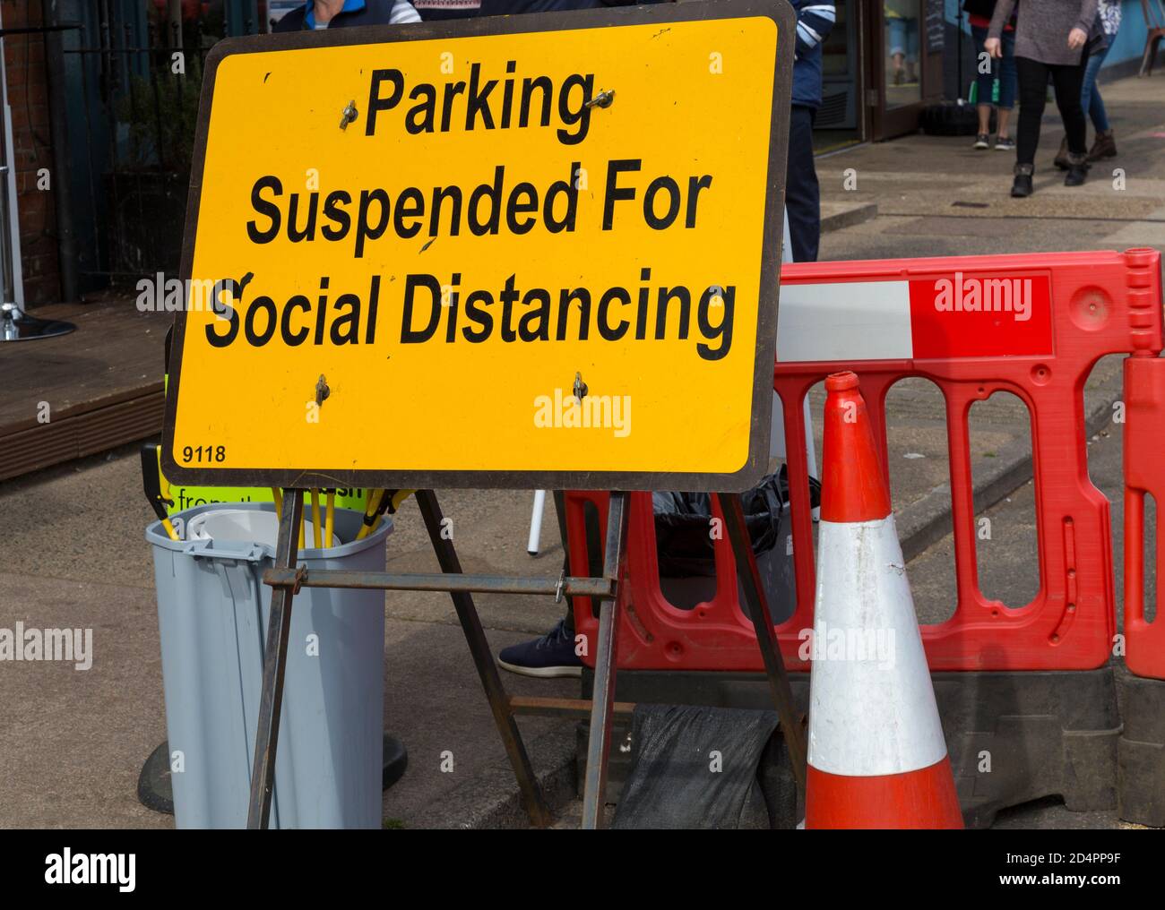 Estacionamiento suspendido por señal de distanciamiento social. Foto de stock