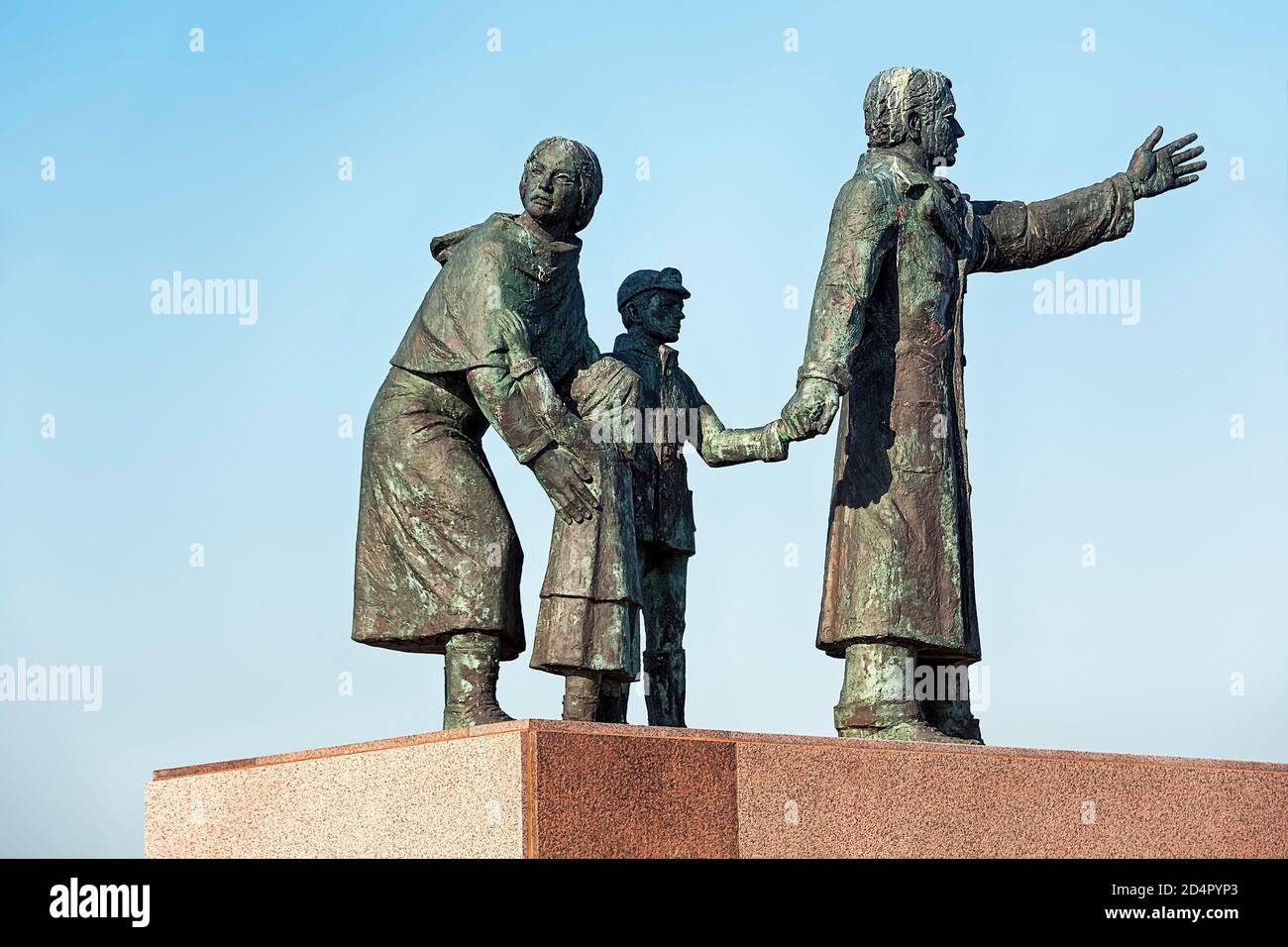 Monumento de emigración, escultura de bronce, Familia con dos hijos emigrando, migración, Hombre mirando hacia adelante, Mujer mirando hacia atrás, escultor Frank Varga, Foto de stock