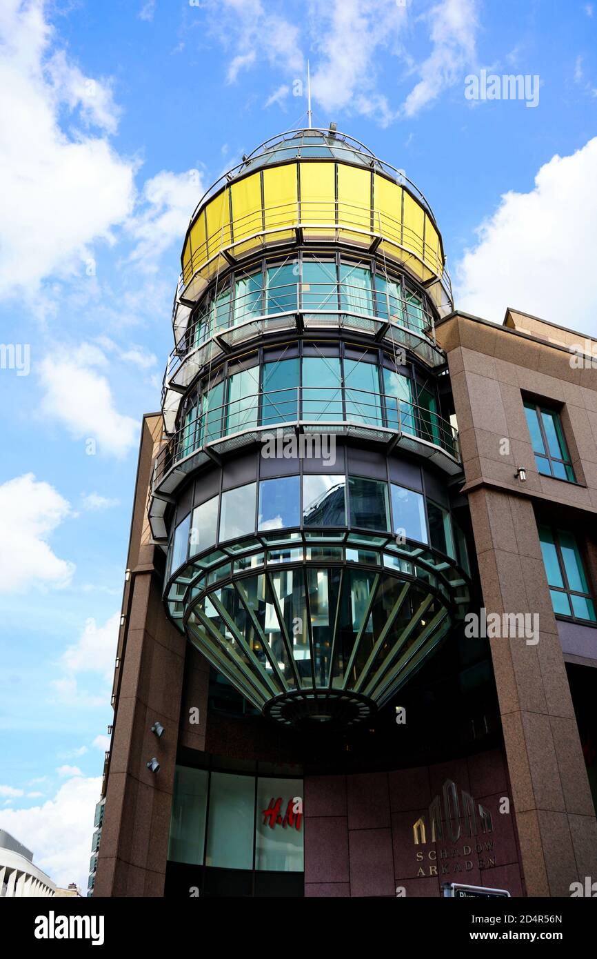 Detalle arquitectónico (cilindro de vidrio) del centro comercial 'Schadow-Arkaden' en el centro de Düsseldorf, cerca de Königsallee. Foto de stock