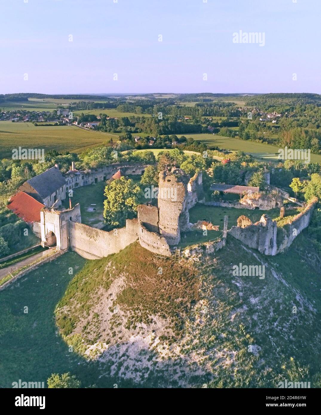 El castillo en ruinas de Châteauneuf-sur-Epte está en el municipio de Château-sur-Epte en el departamento de Eure de Francia (vista aérea) Foto de stock