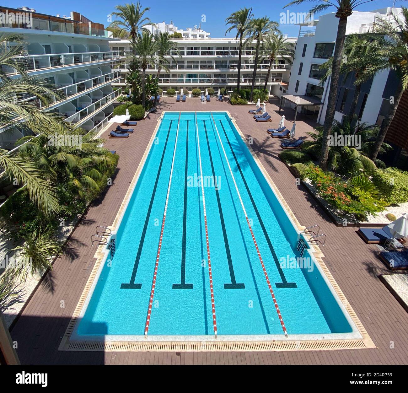 Alcudia, España. 12 de julio de 2020. La piscina del Suites Hotel las  Gaviotas. Alcudia y la playa del Muro se encuentra en el norte de la isla  de vacaciones. Crédito: Soeren