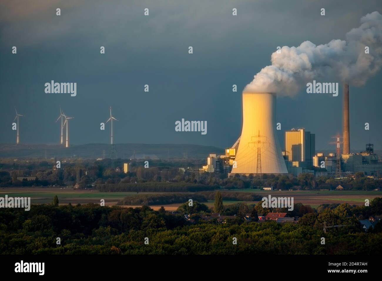 Torre de refrigeración de la central eléctrica de carbón Duisburg-Walsum, operada por STEAG y EVN AG, 181 metros de altura, unidad de la central eléctrica 10, nube de vapor, viento lejano Foto de stock