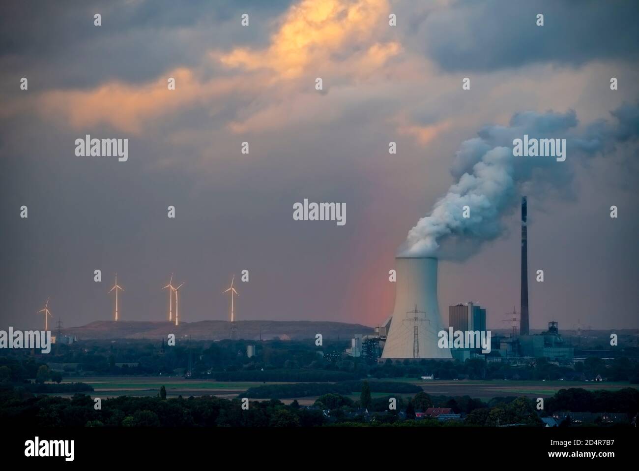 Torre de refrigeración de la central eléctrica de carbón Duisburg-Walsum, operada por STEAG y EVN AG, 181 metros de altura, unidad de la central eléctrica 10, nube de vapor, viento lejano Foto de stock