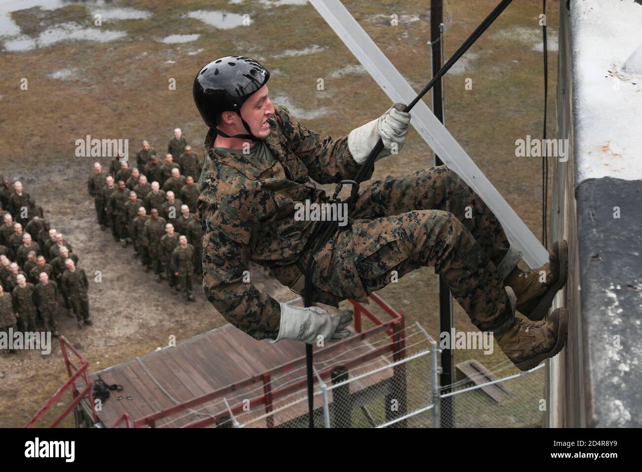 Reclutas con Bravo Company, primer Batallón de Entrenamiento De Reclutamiento, bajen la torre de rappel en Marine Corps Reclut Depot Parris Island, S.C., 30 de diciembre de 2019. La torre de rappel es un evento de entrenamiento diseñado para infundir confianza y eliminar el miedo a las alturas dentro de los reclutas. (EE.UU Foto de Marine Corps de Lance Cpl. Godfrey Ampong) Foto de stock