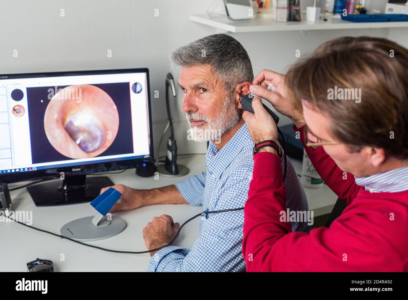 Video otoscopia , diagnóstico de otitis externa o promedio. Foto de stock