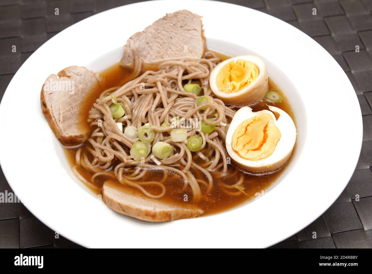 Shoyu Ramen Fotos e Imágenes de stock Alamy Sopa de fideos express de champiñon y huevo escalfado