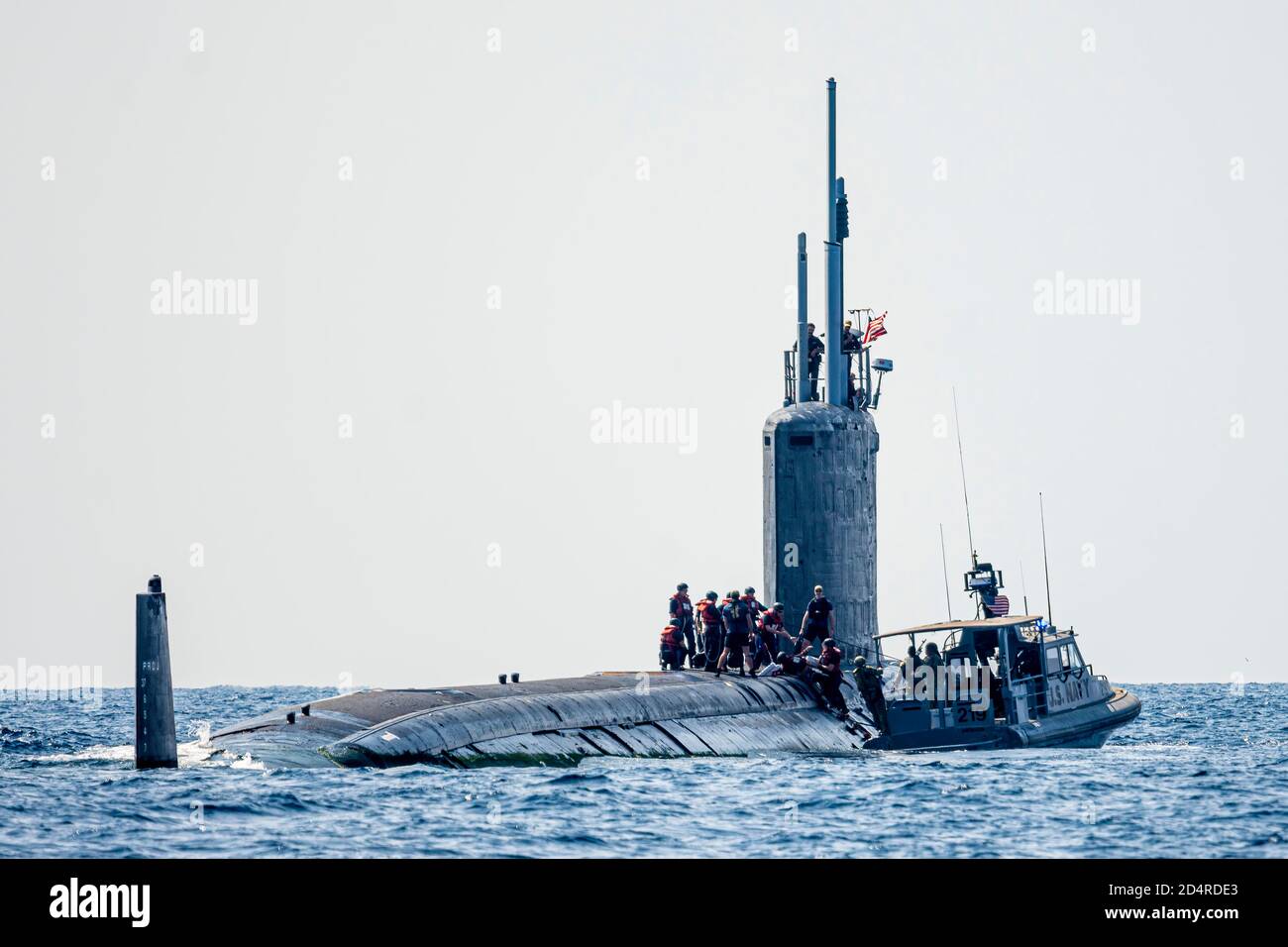 191105-N-DX868-1699 golfo de Tadjoura (5 de noviembre de 2019) un 34-pie intrépido lancha patrullera clase asignado al Escuadrón fluviales costeras (CRS) 1 las transferencias suministros al USS Texas (SSN 775), Virginia rápidos de ataque clase submarino en el golfo de Tadjoura. CRS-1 es desplegadas con el Grupo de Tarea Conjunta de 68,6 en el campamento Lemonnier, Djibouti. (Ee.Uu. Navy photo by Hospital ayudante médico de primera clase, Kenji Shiroma/liberado) Foto de stock
