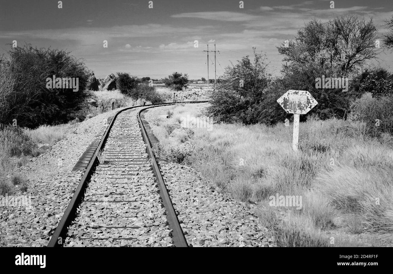 Vías férreas que atraviesan un paisaje árido cerca de Upington, Northern Cape, Sudáfrica Foto de stock