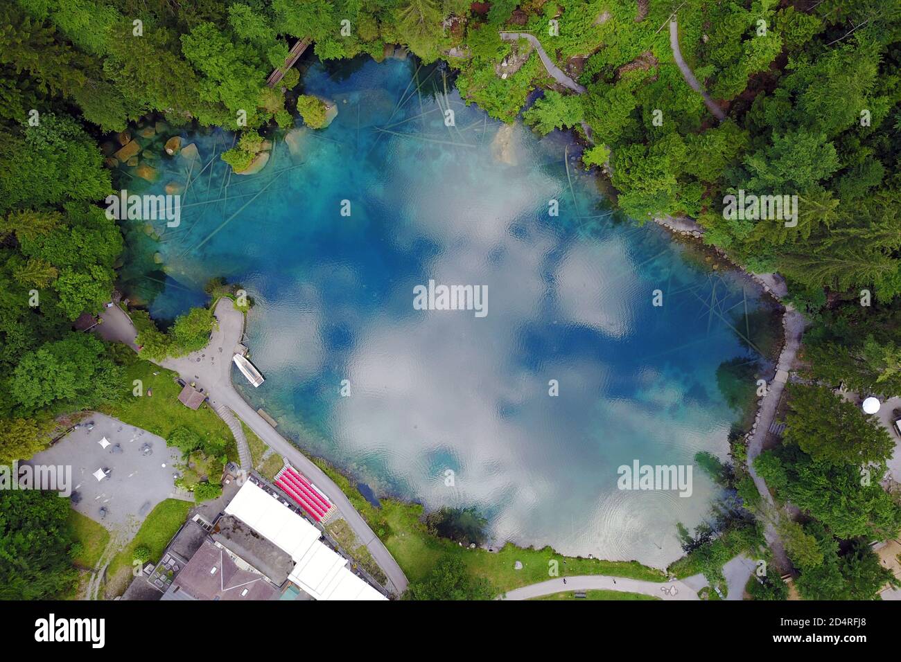 Imagen aérea de Blausee (Lago Azul) un pequeño lago de montaña en el valle de Kander en Oberland bernés, Suiza Foto de stock