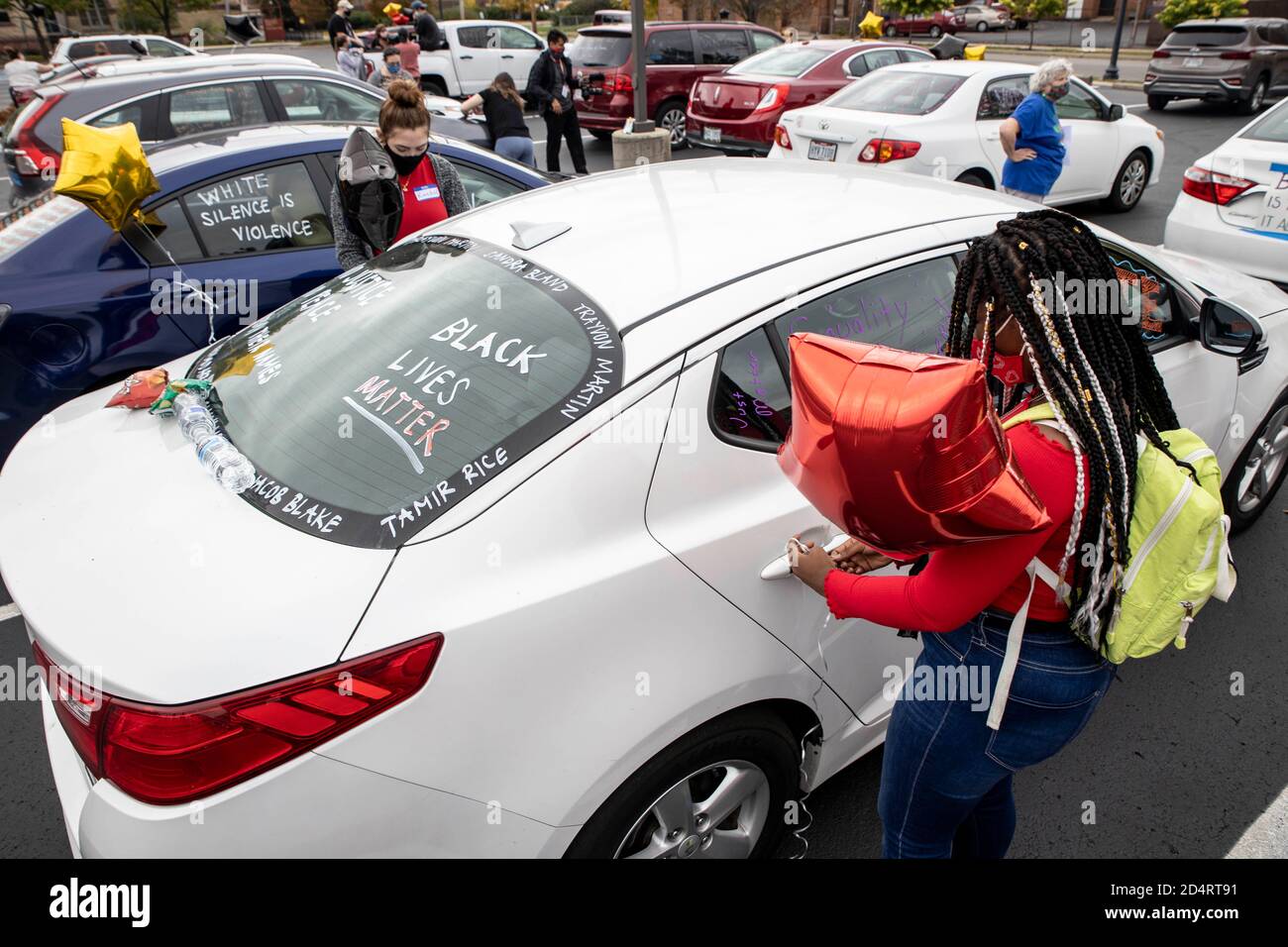 Los participantes en el Desfile de Autos de la materia de "apoyo a las  vidas Negras" decoran sus automóviles con globos y otras parafernalia.  Desmond Fernández, en asociación con Worthington Racial Justice