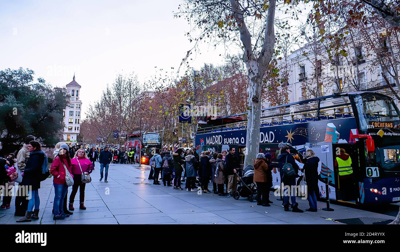 Madrid / España - 12 16 2019: Decoraciones navideñas centro de Madrid  tomadas de la parte superior del autobús. Pasando bajo las luces de Navidad  en Madrid, España Fotografía de stock - Alamy