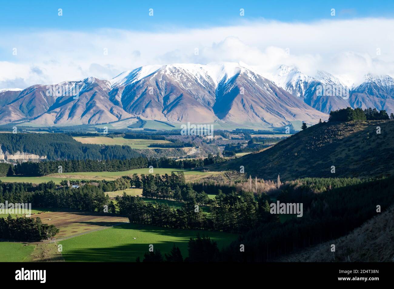 Monte Hutt y el valle del río Rakaia, cerca de Methven, Canterbury, Isla del Sur, Nueva Zelanda Foto de stock