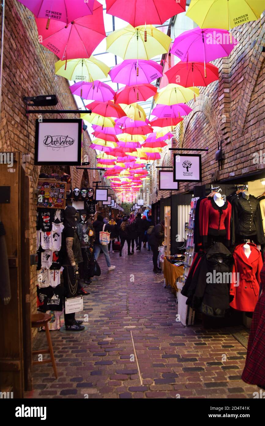 Camden Market tiendas con coloridos paraguas decoración, Londres, Reino  Unido Fotografía de stock - Alamy