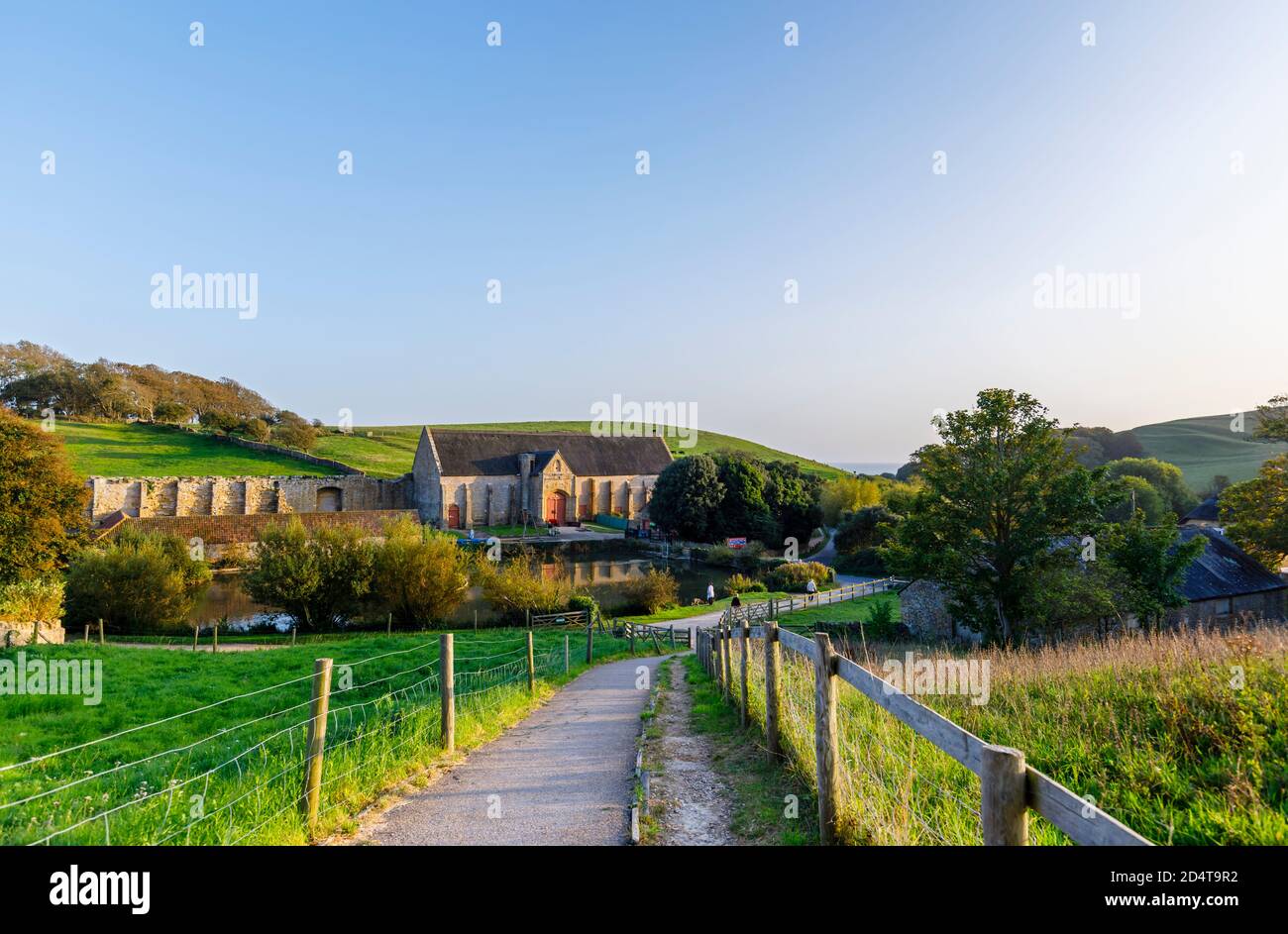 El granero grande del diezmo en las ruinas de la Abadía de Abbotsbury, un antiguo monasterio benedictino en Abbotsbury, Devon, al sureste de Inglaterra, visto desde Abbey House Foto de stock