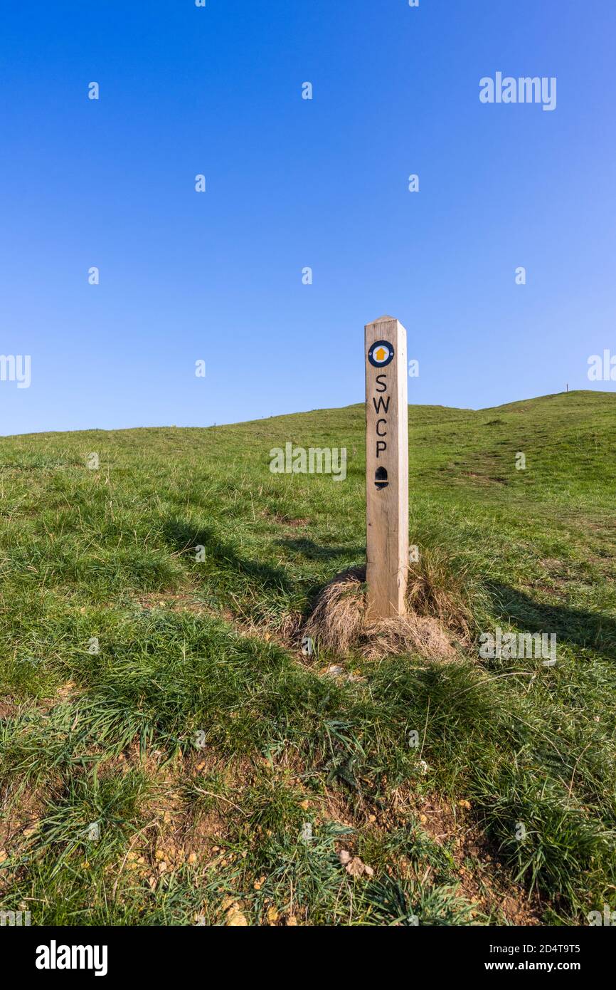 Puesto de marcador en el camino de la costa sudoeste en la costa del patrimonio cerca de Abbotsbury, Dorset, Foto de stock