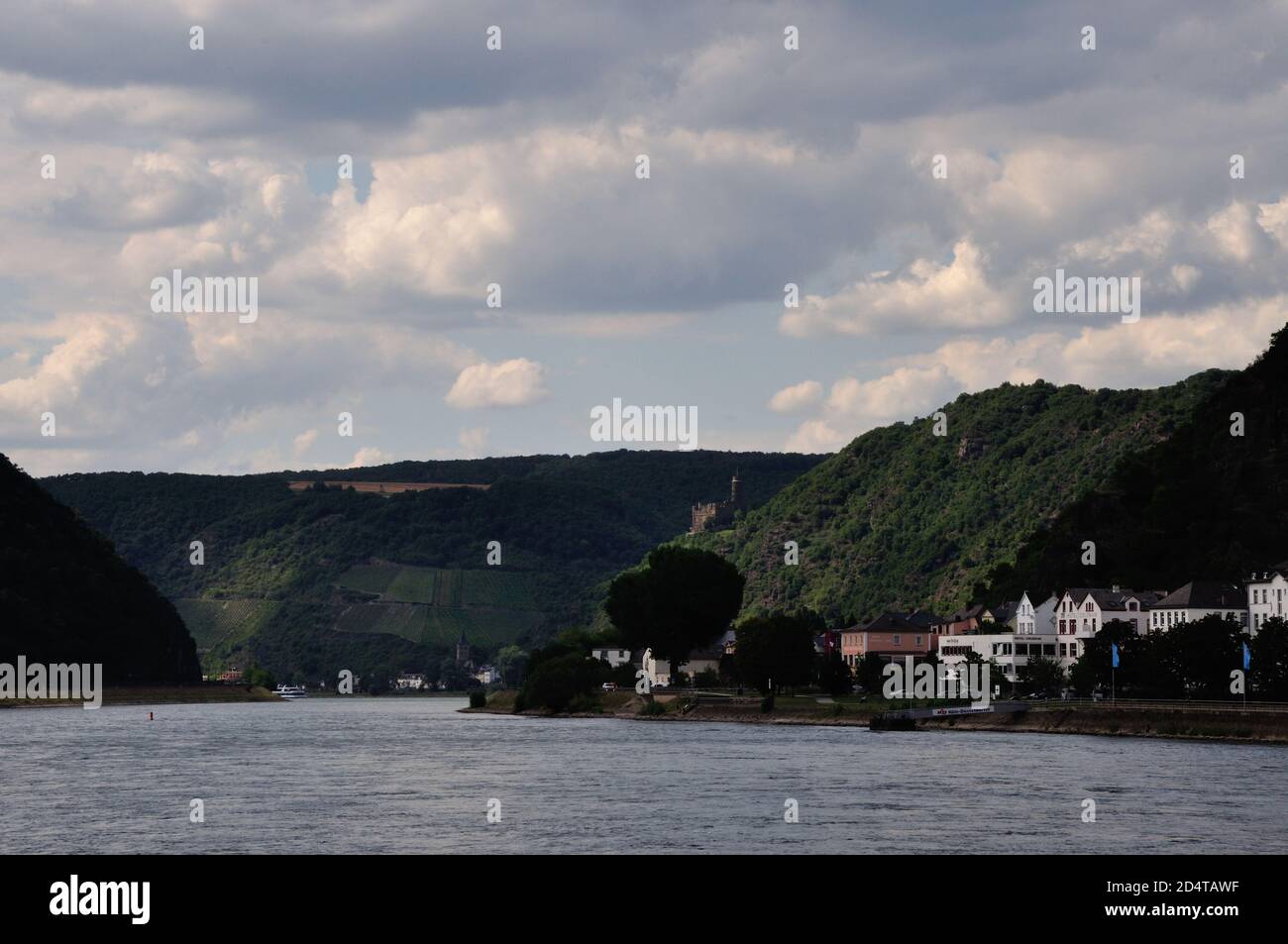 Die wunderschönen romantischen felsigen Ufer des Mittelrhein bei Sankt Goar laden ein zum Entspannen und wandern. Alte Sagen werden wieder lebendig. - Foto de stock