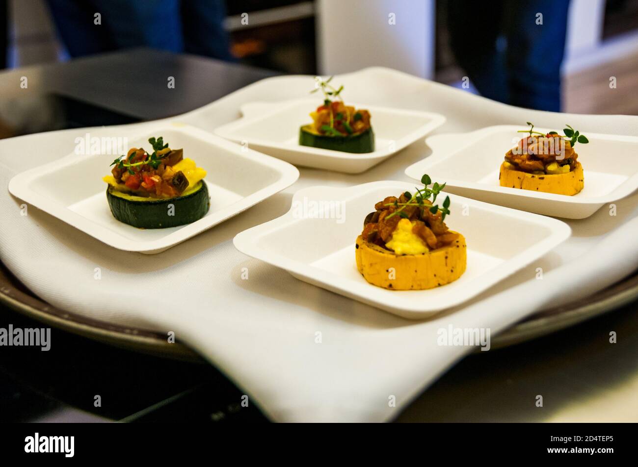 Calabacín asado relleno CON SÓLO cebolletas y ratatouille producido Por los chefs Evo ni y Francois Giussani en el futuro Estudio de comida por solo un Foto de stock