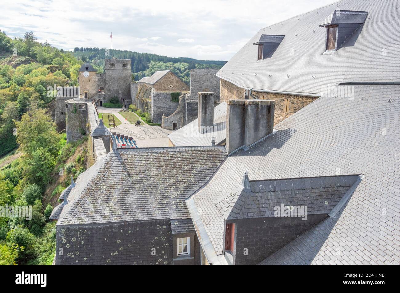 El enorme e histórico castillo fortificado - Château de Bouillon - domina la ciudad de Bouillon en la provincia belga de Luxemburgo a orillas de Semois Foto de stock